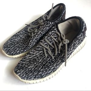 Tennis shoes